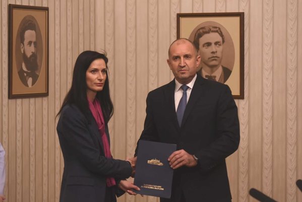 Мария Габриел представи кабинет пред Радев - вижте имената на министрите