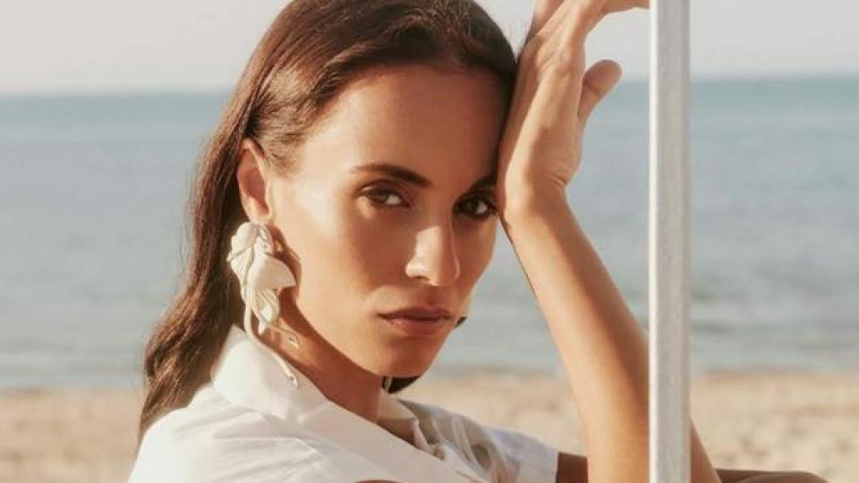 Защо бе, жено?!? Нежната Радина Кърджилова си изпраска джуки! (направиха я на нищо - СНИМКИ)