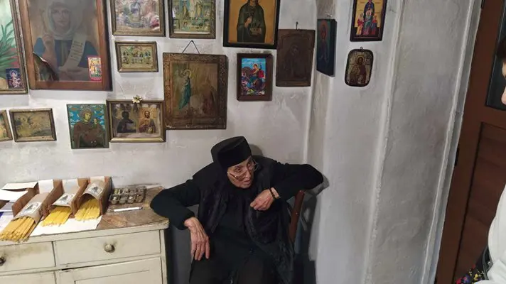 Единствената монахиня в "Свети Георги" - сестра Фотиния е и игумен, и домакин, и свещопродавец, и градинар, и всичко.