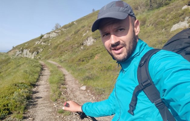 Родопчанин носи 8 тона камъни на гръб, за да изгради 6 параклиса покрай горска пътека