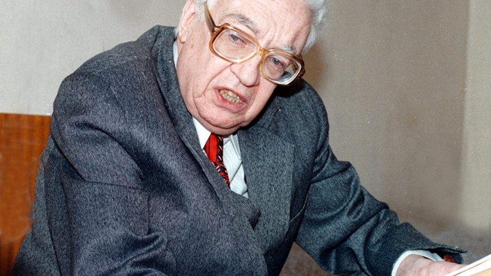 Клиент на адв. Петър Корнажев намушкал 36 жени в задниците и прасците, докато се качвали привечер в трамвая