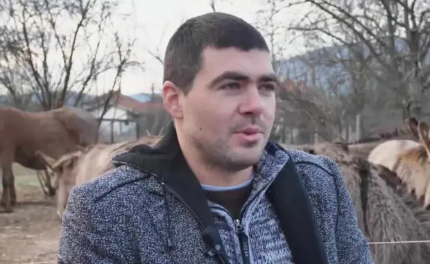 Поклон! Земеделец отделя от зъболекарската си заплата, за да отглежда магарета