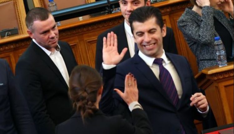 ПАДЕНИЕ: Ицо Хазарта в тайна сделка с Кирил Петков за €20 000 заплата, ПП се тресе