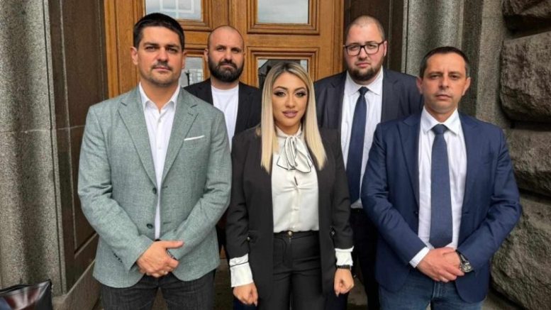 Руди Гела и Роксана са братовчеди?