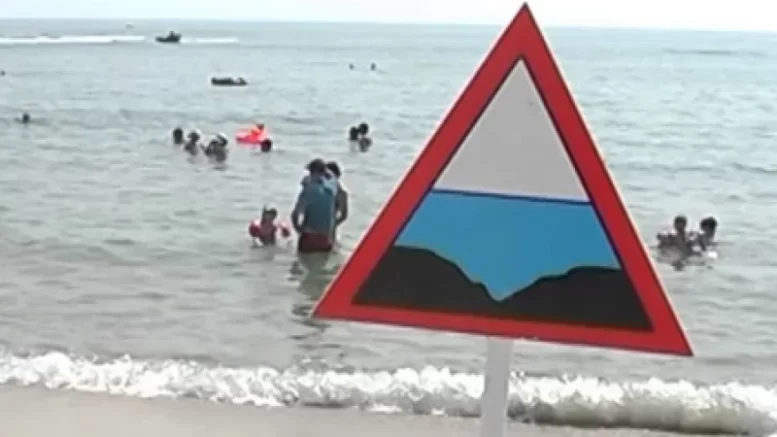 Двойна опасност дебне в морето край Бургас - опасните явления подраниха с 2 месеца! |
