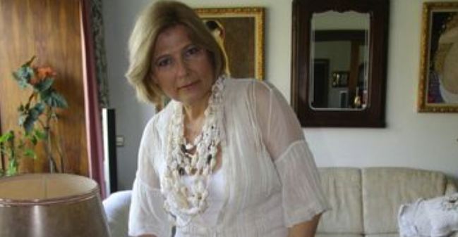 Маргарита Михнева притежава имоти за милиони срещу Парламента и на ул. „Оборище”, но в ежедневието си изобщо не дава вид на заможна дама, видя КОЧ. Вместо да се придвижва с лимузина или поне с такси, 67-годишната разследваща журналистка използва транспортното средство на средностатистическия софиянец – трамвая. Онзи ден папараците на „Уикенд” забелязаха тв звездата да се качва в мотриса на ул. „Граф Игнатиев”. Издокараната с червена рокля и ботушки в същия цвят бивша водеща се настани на седалка под перфоратора и следващите десетина минути прекара в подрусване по релсите. Маргарита слезе на бул. „Рожен” в „Надежда” – кварталът на сестра й. Дали пък журналистката не отиваше при родственицата си? Маргарита Михнева с имоти за милиони В последните няколко години Михнева живееше предимно в Швейцария. В страната на най-вкусните шоколади, най-сигурните банки и най-точните часовници устата телевизионерка гостуваше на дъщеря си Неда. Щерка й е преподавател по тенис в един от най-престижните колежи – „Льо Розе”, в който учат само милионерски деца. Самата Маргарита неотдавна се оплака, че пенсията й след дългогодишен трудов стаж е обидно ниска и е малко над 200 лева. Това е причината да разчита на помощта на щерка й. маргарита михнева