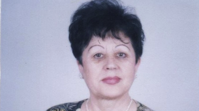 Тъжно! Певицата на „Пътнико свиден“ чисти входове за жълти стотинки