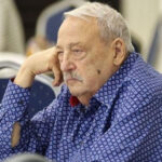 Шансът на Иван Гарелов да оцелее е под 5%
Мистър „Панорама” е бил доста пиян, когато се изтърколил по стълбите

Жестоко падане по мраморните стълби на 5-звездния хотел „Палас” в Свети Влас е причината Иван Гарелов да се бори за живота си вече цяла седмица. Журналистът се е търколил по тях миналия четвъртък преди обяд и тежко е ударил главата си на няколко места. Бащата на „Панорама” вече цяла седмица не идва в съзнание и е в кома, а шансовете да оцелее, уви, са доста минимални. Причината е, че той е получил не един, а два мозъчни кръвоизлива.

Според източници на „Уикенд”, 81-годишната тв легенда е бил доста пиян, когато загубил равновесие, спънал се и паднал лошо. Освен от поетия алкохол, му прилошало от адската жега и колабирал, при което си ударил на няколко места главата и почти моментално загубил съзнание.

В гилдията е известно, че Гарелов е ценител на качествените питиета и не се лишава от тях. След смъртта на съпругата му Донка Стамболийска миналата година и на сина си през 2021-а, той започнал по-често да дави жестоката мъка в алкохол. „Иван никога не се е напивал жестоко, сръбваше с мярка. Напоследък обаче увеличи количествата – казваше, че му е много тежко и в ракията и виното намираше отдушник”, казват негови познати.

Отделно от това, в последните месеци Гарелов имал сериозни проблеми с краката и едва ходел. Лекарите го навивали за операция, но той не искал и да чуе. Славният журналист се придвижвал едва-едва с бастунче, което обаче трудно го удържало. „Той е тежък, беше си за патерици, но не искаше да ги ползва. Казваше, че през есента ще започне да ги носи, ако не се подобри”, разказва негов близък.

След тежкото падане в хотела, където прекара цяло лято на издръжката на олигарсите братя Диневи, журналистът е бил транспортиран в бургаската окръжна болница, където неврохирургът д-р Светослав Тодоров и целият екип на отделение „Реанимация” започват борба за живота му. Заради тежкото състояние той е бил докаран с линейка в София след консултация с известния неврохирург проф. Николай Габровски и вече цяла седмица е в реанимацията на „Пирогов”.

Според източник на „Уикенд” обаче, травмите са почти несъвместими с живота. Двата мозъчни кръвоизлива са били доста тежки и той още е в кома. Медици оценяват шансовете му да излезе победител в жестоката битка за живот на под 5%.
