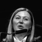 Лобирала ли е пред прокурори и съдии Надежда Йорданова да се спрат наказателни производства за злоупотреба с пари от еврофондове, извършени от сестра й - маститата зърнарка и шефка на “Сортови семена” ЕАД-Разград Мариела Йорданова? На този въпрос трябва да отговаря фаворитката на Христо Иванов пред временната парламентарна комисия за нерегламентираното влияние, което са оказвали Пепи Еврото и Мартин Нотариуса в съдебната система.
Това заявиха народни представители, които вече пишат предложение за изслушването на Йорданова. По думите им, докато по-малката сестра кове закони от името на “Демократична България” и громи корупцията в съда и прокуратурата, през 2018 г. кака й Мариела е била засичана…не къде да е, а в близост до кръчмата “Осемте джуджета”, собственост на Петър Петров-Еврото. Посещението й при съдебния лобист подозрително съвпадало с акциите на прокуратурата срещу измами с еврофондове в земеделието, благодарение на които падна главата на ДФЗ-шефа Румен Порожанов, а една дузина агро чиновници бяха привикани на “Г.М. Димитров” да пишат обяснения.
Ако вярваме на източниците си, фирмите на сестрата на Надежда Йорданова били попаднали в полезрението на държавното обвинение по сигнали за неправомерно усвояване на средства от националния и европейски бюджет. Защо Мариела Йорданова не е последвала съдбата на други зърнени босове като Миню Стайков и Бенчо Бенчев, които търкаха наровете по аналогични обвинения, отговор трябвало да се търси именно от Пепи Еврото, който бил съдействал шефката на “Сортови семена”-Разград да мине суха между капките.
В потвърждение, че двете са понече от близки идва абсурдната и крайно незаконна политическа реклама, която Мариела прави на Надежда. През 2017 г. снимка на кандидат-депутатка цъфва в корпоративната фейсбук страница на “Сортови семена” Разград, която призовава се гласува за нея. Подобна пропаганда е в тотален разрез със закона за политическите партии, но ЦИК не си е и помислял да им търси сметка. “Това е все едно фирмата на Бобоков да агитира на сайта си за Христо Иванов и Кирил Петков”, гаврят се парламентарни зевзеци.
Сестри Йорданови са родом от Кубрат, съгражданки на естрадната прима Лили Иванова. Надежда поема по пътя на правото, а впоследствие и политиката, Мариела се впуска в аграрния бизнес, но също има допирни точки в сферата на по-малката си сестра. Била е кандидат-депутат, както и един от основателите на СДС в родния им град. Основната й дейност обаче е зърнопроизводство и животновъдство. Тя е собственик на компанията „Сортови семена“ ЕАД – Разград, регистрирана още през 1994 г.
Оборотите на компанията са шестцифрени, печалбите – високи, а субсидиите от ЕС – доста сериозни. Мирела Йорданова е и дългогодишен председател на Сдружението на зърнопроизводителите в Лудогорието.
Отново заради кака си, русата фурия на Христо Иванов постави под въпрос правото на Украйна да продава зърното си у нас. Необявен конфликт на интереси преди гласуването за отмяната на забраната на вноса на зърно от Украйна постави депутата от ДБ и бивш правосъден министър Надежда Йорданова в доста деликатна ситуация. Въпреки че беше против отмяната, наопаки на позицията на управляващото мнозинство, русата юристка не посочи мотивите за това предварително, а именно – оказва се, сестра й е много сериозен играч в сферата на зърнопроизводството.
Мариела Йорданова плаши правителството с протести и играе в отбора на големите, които в момента правят всичко възможно, за да остане цената на хляба висока, а браншът им да продължи да ползва всички блага и да работи без конкуренция – с неплащане на ДДС, огромни субсидии, без акциз за горивото.
Вместо да обяви конфликта си на интереси, през м. октомври м.г Надежда продължи да се изказва нелепо – хем угоднически към зърнопроизводителите, хем в подкрепа и на вноса на зърно, така че въобще да не става ясно каква всъщност й е позицията. А просто можеше да каже, че има сестра.