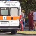 Вместо да се смири, тъй като гони 40-така, Явор Бахаров не спира да се репчи
Поводът е поредната изцепка, която стана преди дни в Бургас. Там „лошото момче на киното“ бил, за да играе в театрална постановка.
Но след като решил да се почерпи яко, както той си знае, понеже бил и рожденик, нещата излезнали извън контрол.
Намират го заспал на пейка в парка на морския град, само по тениска и боксерки. Случайни минувачи взимат по-малкия брат на Захари Бахаров за клошар,след което се притесняват да не е получил слънчев удар и викат линейка.
Вместо да благодари, когато се свестява, Явор Бахаров се развикал на насъбралите се хора, за да „разпръсне седянката“.
Фъфлейки и едвам стоящ на краката си, отказва да се качи в пристигналата линейка, както и да бъде отведен в болницата за изследвания.
„Дали ако не бях актьор, щях да привличам толкова внимание? Трябваше да избера друга професия! Че не може ли, като нормален човек, да не се почерпя и то с повод, с една чашка!
Какво толкова е станало? Ако бях обикновен човек, щяха да ме подминат, като мръсно коте, ама нали съм известен, търсят сеири на мой гръб“, заяви актьора.
Само че конфузите около него не са една и две. Преди четири години бе спипан в Банско да кара пиян и дрогиран. И се „уреди“ с условна присъда.
След две години го арестуваха заради марихуана. Явор Бахаров обаче не си взима поука, а продължава с гафовете.
„Време е да намали темпото и да се държи като зрял мъж“, смятат колегите му.