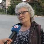 Чухме гърмежи, а след това излезе и дима. Синът ми, се обади на полицията и се задействахме„. Това каза Николинка, която е жител на Елин Пелин и живее на метри от завода за пиротехника, който пламна вчера.
Както вече стана ясно, вчера вечерта стана взрив в склад за фойерверки край Елин Пелин. Сигналът за инцидента е подаден около 18:35 часа.
В района и днес сутринта се чуват гърмежи. Издига се гъст дим от няколко затворени улици в района, видя медията ни.
Кметът на Елин Пелин Ивайло Симеонов заяви, че експлозията е станала в складова база, намираща се между града и гара Елин Пелин. Той успокои, че няма опасност за хората, тъй като в склада няма боеприпаси, а само фойерверки.
Единият ранен при взривовете в склад за фойерверки е починал късно снощи. Лекарите се борят за живота на дъщеря му. Това каза на брифинг министърът на вътрешните работи Калин Стоянов.
Жертвата е доц. Петър Шишков, потвърдиха от МВР. 48-годишният мъж е бил преподавател в Минно-геоложкия университет „Св. Иван Рилски”.
Дъщеря му е на 20 години. Тя е с 85% изгаряния. Лекарите определят травмата ѝ като несъвместима с живота, но продължават борбата за него. Момичето е с обширни изгаряния и с инхалации заради отровните газове. Това каза на брифинг проф. д-р Николай Габровски, който е зам. изпълнителен директор по медицинската дейност на болница „Пирогов” и началник на Клиниката по неврохирургия в лечебното заведение. По думите му ситуацията е изключително тежка и сериозна.
„Тук не говорим само за изгаряния. Големият проблем е навлизането на газове. То води както до термична травма на белия дроб, така и до интоксикация на организма, която коренно променя перспективата при подобни пациенти”, допълни проф. д-р Габровски. Лекарят изказа съболезнования на близките на починалия пациент. Състоянието на момичето остава тежко, с опасност за живота.
„Нощта мина спокойно„, сподели Николинка. Тя разказа, че вчера след като е станал инцидента е поучила две съобщения за евакуация, но е отказала да напусне домът си.
Друг жител на Елин Пелин – Сергей заяви, че според него общината на Елин Пелин е виновна за взрива.
„Общината позволи толкова близко тези складове. Те са близо до нашите къщи„, каза още Сергей.
По думите му вероятно в складовете има и забранени от закона неща.
„Още трепериме„, заяви още жителя на Елин Пелин.
„Очаквахме го това. Рано или късно стана„, сигурен е Сергей след взрива на складовете за пиротехника.
„Има нещо, което се крие от хората„, сигурен е мъжа, но не каза какво по-точно има предвид.
„Всяка вечер от завода хвърлят пиратки„, заяви друг жител. Имало подавани жалби и сигнали в полицията, но никои не взимал никакви мерки.