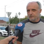 Чухме гърмежи, а след това излезе и дима. Синът ми, се обади на полицията и се задействахме„. Това каза Николинка, която е жител на Елин Пелин и живее на метри от завода за пиротехника, който пламна вчера.
Както вече стана ясно, вчера вечерта стана взрив в склад за фойерверки край Елин Пелин. Сигналът за инцидента е подаден около 18:35 часа.
В района и днес сутринта се чуват гърмежи. Издига се гъст дим от няколко затворени улици в района, видя медията ни.
Кметът на Елин Пелин Ивайло Симеонов заяви, че експлозията е станала в складова база, намираща се между града и гара Елин Пелин. Той успокои, че няма опасност за хората, тъй като в склада няма боеприпаси, а само фойерверки.
Единият ранен при взривовете в склад за фойерверки е починал късно снощи. Лекарите се борят за живота на дъщеря му. Това каза на брифинг министърът на вътрешните работи Калин Стоянов.
Жертвата е доц. Петър Шишков, потвърдиха от МВР. 48-годишният мъж е бил преподавател в Минно-геоложкия университет „Св. Иван Рилски”.
Дъщеря му е на 20 години. Тя е с 85% изгаряния. Лекарите определят травмата ѝ като несъвместима с живота, но продължават борбата за него. Момичето е с обширни изгаряния и с инхалации заради отровните газове. Това каза на брифинг проф. д-р Николай Габровски, който е зам. изпълнителен директор по медицинската дейност на болница „Пирогов” и началник на Клиниката по неврохирургия в лечебното заведение. По думите му ситуацията е изключително тежка и сериозна.
„Тук не говорим само за изгаряния. Големият проблем е навлизането на газове. То води както до термична травма на белия дроб, така и до интоксикация на организма, която коренно променя перспективата при подобни пациенти”, допълни проф. д-р Габровски. Лекарят изказа съболезнования на близките на починалия пациент. Състоянието на момичето остава тежко, с опасност за живота.
„Нощта мина спокойно„, сподели Николинка. Тя разказа, че вчера след като е станал инцидента е поучила две съобщения за евакуация, но е отказала да напусне домът си.
Друг жител на Елин Пелин – Сергей заяви, че според него общината на Елин Пелин е виновна за взрива.
„Общината позволи толкова близко тези складове. Те са близо до нашите къщи„, каза още Сергей.
По думите му вероятно в складовете има и забранени от закона неща.
„Още трепериме„, заяви още жителя на Елин Пелин.
<img loading=