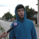 Чухме гърмежи, а след това излезе и дима. Синът ми, се обади на полицията и се задействахме„. Това каза Николинка, която е жител на Елин Пелин и живее на метри от завода за пиротехника, който пламна вчера.

Както вече стана ясно, вчера вечерта стана взрив в склад за фойерверки край Елин Пелин. Сигналът за инцидента е подаден около 18:35 часа.

В района и днес сутринта се чуват гърмежи. Издига се гъст дим от няколко затворени улици в района, видя медията ни.

Кметът на Елин Пелин Ивайло Симеонов заяви, че експлозията е станала в складова база, намираща се между града и гара Елин Пелин. Той успокои, че няма опасност за хората, тъй като в склада няма боеприпаси, а само фойерверки.

Единият ранен при взривовете в склад за фойерверки е починал късно снощи. Лекарите се борят за живота на дъщеря му. Това каза на брифинг министърът на вътрешните работи Калин Стоянов.

Жертвата е доц. Петър Шишков, потвърдиха от МВР. 48-годишният мъж е бил преподавател в Минно-геоложкия университет „Св. Иван Рилски”.

Дъщеря му е на 20 години. Тя е с 85% изгаряния. Лекарите определят травмата ѝ като несъвместима с живота, но продължават борбата за него. Момичето е с обширни изгаряния и с инхалации заради отровните газове. Това каза на брифинг проф. д-р Николай Габровски, който е зам. изпълнителен директор по медицинската дейност на болница „Пирогов” и началник на Клиниката по неврохирургия в лечебното заведение. По думите му ситуацията е изключително тежка и сериозна.

„Тук не говорим само за изгаряния. Големият проблем е навлизането на газове. То води както до термична травма на белия дроб, така и до интоксикация на организма, която коренно променя перспективата при подобни пациенти”, допълни проф. д-р Габровски. Лекарят изказа съболезнования на близките на починалия пациент. Състоянието на момичето остава тежко, с опасност за живота.

„Нощта мина спокойно„, сподели Николинка. Тя разказа, че вчера след като е станал инцидента е поучила две съобщения за евакуация, но е отказала да напусне домът си.

Друг жител на Елин Пелин – Сергей заяви, че според него общината на Елин Пелин е виновна за взрива.

„Общината позволи толкова близко тези складове. Те са близо до нашите къщи„, каза още Сергей.

По думите му вероятно в складовете има и забранени от закона неща.

„Още трепериме„, заяви още жителя на Елин Пелин.

„Очаквахме го това. Рано или късно стана„, сигурен е Сергей след взрива на складовете за пиротехника.

„Има нещо, което се крие от хората„, сигурен е мъжа, но не каза какво по-точно има предвид.

„Всяка вечер от завода хвърлят пиратки„, заяви друг жител. Имало подавани жалби и сигнали в полицията, но никои не взимал никакви мерки.