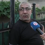 Чухме гърмежи, а след това излезе и дима. Синът ми, се обади на полицията и се задействахме„. Това каза Николинка, която е жител на Елин Пелин и живее на метри от завода за пиротехника, който пламна вчера.
Както вече стана ясно, вчера вечерта стана взрив в склад за фойерверки край Елин Пелин. Сигналът за инцидента е подаден около 18:35 часа.
В района и днес сутринта се чуват гърмежи. Издига се гъст дим от няколко затворени улици в района, видя медията ни.
Кметът на Елин Пелин Ивайло Симеонов заяви, че експлозията е станала в складова база, намираща се между града и гара Елин Пелин. Той успокои, че няма опасност за хората, тъй като в склада няма боеприпаси, а само фойерверки.
Единият ранен при взривовете в склад за фойерверки е починал късно снощи. Лекарите се борят за живота на дъщеря му. Това каза на брифинг министърът на вътрешните работи Калин Стоянов.
Жертвата е доц. Петър Шишков, потвърдиха от МВР. 48-годишният мъж е бил преподавател в Минно-геоложкия университет „Св. Иван Рилски”.
Дъщеря му е на 20 години. Тя е с 85% изгаряния. Лекарите определят травмата ѝ като несъвместима с живота, но продължават борбата за него. Момичето е с обширни изгаряния и с инхалации заради отровните газове. Това каза на брифинг проф. д-р Николай Габровски, който е зам. изпълнителен директор по медицинската дейност на болница „Пирогов” и началник на Клиниката по неврохирургия в лечебното заведение. По думите му ситуацията е изключително тежка и сериозна.
„Тук не говорим само за изгаряния. Големият проблем е навлизането на газове. То води както до термична травма на белия дроб, така и до интоксикация на организма, която коренно променя перспективата при подобни пациенти”, допълни проф. д-р Габровски. Лекарят изказа съболезнования на близките на починалия пациент. Състоянието на момичето остава тежко, с опасност за живота.
„Нощта мина спокойно„, сподели Николинка. Тя разказа, че вчера след като е станал инцидента е поучила две съобщения за евакуация, но е отказала да напусне домът си.
Друг жител на Елин Пелин – Сергей заяви, че според него общината на Елин Пелин е виновна за взрива.
„Общината позволи толкова близко тези складове. Те са близо до нашите къщи„, каза още Сергей.
По думите му вероятно в складовете има и забранени от закона неща.
„Още трепериме„, заяви още жителя на Елин Пелин.
„Очаквахме го това. Рано или късно стана„, сигурен е Сергей след взрива на складовете за пиротехника.
„Има нещо, което се крие от хората„, сигурен е мъжа, но не каза какво по-точно има предвид.
„Всяка вечер от завода хвърлят пиратки„, заяви друг жител. Имало подавани жалби и сигнали в полицията, но никои не взимал никакви мерки.