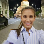 От голямата любов, двамата се превърнаха в пример за кошмарна и токсична връзка. Анелия и Любомир Захаринов, които щяха да се женят, че и дете да правят (макар тя да е минала 40-така и да е по-голяма от него), днес не просто не могат да се понасят, а още си влачат последиците.

Всъщност не е редно да говорим в множествено число, защото последиците явно са само за Анелия. На Захаринов видимо му е през "центъра на гащите"... Разбитото сърце на певицата обаче, която се отдаде изцяло на тази връзка, ще има още дълго да зараства - още повече, че това бе първият мъж, когото тя представи официално в целия си живот, изключая Коко Динев.

Явно Анелия зверски се е бъгнала от раздялата с Любо, защото прави неща, които никога досега не е правила. Тя се появи на снимки в такъв вид, че шокира хиляди, които просто не можаха да я познаят. Честно казано, ние също не успяхме да разберем, че това е тя, ако не прочетохме името й.

Сами виждате какви кадри си пуска певицата, очевидно вманиачена по младостта и изплашена да не изгуби красотата си. Никога досега Ани не се е показвала с физиономия на друг човек, което засега е постигнато само с луди филтри.

Според психолози обаче, при подобна любовна травма, много жени прибягват до пластичната хирургия и се загрозяват, завладени от чувство на мания.