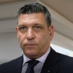 Като полицейско аташе в Сърбия и Черна гора със седалище в Белград, е изпратен бившият началник на ОДМВР – Благоевград ст. комисар Георги Кандев. Заповедта е издадена от служебното правителство на Димитър Главчев. В средите на вътрешното министерство вече се е разчуло, че работата зад граница на комисаря е уредена със съдействието на приятеля му и бивш зам.-министър на вътрешните работи Кирил Ценкин.
Двамата са родени и израснали в Гоце Делчев и са близки от години. Любопитно е, че точно преди да стане шеф в МВР, Кирил Ценкин е бодигард на Кирил Петков. Казват, че при това бил близък и с баща му, прословутия татко Петко. На младини той е състезател по хандбал, после е завършил Спорната академия, има и магистратура във Военната академия „Г. С. Раковски". Цялата му кариера в преминала в НСО. Бил е в охраната на Бойко Борисов, Пламен Орешарски, както и на други служебни премиери. Пазел е и Цветан Цветанов в силните му години като вътрешен министър.
Георги Кандев последно се подвизава като МВР директор в Благоевград. Там скандално се прочу, че кара джип, който не е негов, нито пък е на министерството. Собственикът на колата е Димитър Чонгов от с. Ново Ляски, община Хаджидимово. И въпреки че има решение на съда, според което джипът трябва да бъде върнат незабавно на истинския собственик, Кандев продължава да джитка с него до края на директорстването си. Запознати твърдят, че тези дни Димитър Чонгов пак се появил в дирекцията да пита кога най-после може да си вземе колата. Човекът пак си тръгнал с празни ръце. Историята се точи вече 16 години, което е абсолютен срам за вътрешното министерство!
Тя започва през 2008 г., когато въпросният автомобил е купен и регистриран по всички правила. Година по-късно обаче служител на полицейското управление в Гоце Делчев я прибира от собственика й, понеже се оказало, че номерът на рамата на джипа бил изрязан и на негово място била залепена планка с друг номер. Чонгов предава колата с ключовете и разните й талони. Минава време, но ченгетата така и не установяват оригиналния номер на рамата, нито пък дали евентуалния й собственик я търси. Затова през 2011 г. разследването е спряно.
През 2022 г. съдът решава окончателно, че джипът трябва да се върне на Димитър Чонгов. Това решение не може да се обжалва, но шефът на полицията в Благоевград Георги Кандев продължава да си я кара и в личен разговор с Чонгов му казва, че няма да изпълни решението на съда. И наглостта на ченгето, което сега ще е офицер за връзка със Сърбия и Черна гора не свършва дотук. Той кара джипа, без да са му платени гражданска отговорност и винетки.
Истинският собственик Чонгов получава на домашния си адрес над 15 фиша сглоби за стотици левове, включително и за превишена скорост, все гафове на комисар Георги Кандев, но трябва да ги плаща друг!
По време на неговото управление на полицията в Благоевград избухва и скандал с компютри. Решено е за 40 хил. лева да се купи нова техника, припомнят запознати. Речено-сторено, техниката е раздадена на районните управления. И каква изненада –набързо се оказва, че компютрите не са никаква престижна марка, така както е записано в документите, с които са пристигнали, а някаква далеч по-евтина. Просто били залепени едни лепенки върху автентичното лого, но те бързо се разлепили и истината цъфнала. Под документите за покупката на тези компютри, освен подписа на шефа на административния отдел, стои и този на тогавашния директор – старши комисар Георги Кандев. Цялата схема е потресаващо кокошкарска, понеже все пак става дума за дребни пари, цялата сума е около 40 хил. лева. Но преди всичко става въпрос за комисари, които трябва да пазят закона, а всъщност правят дребни тарикатлъци.
Георги Кандев е свален от директорския пост миналото лято. Тогава министърът Калин Стоянов провежда среща с десетина директори на МВР от различни области и им казва да си дадат оставките.
Един от тях е Кандев, който сега отива на работа зад граница.