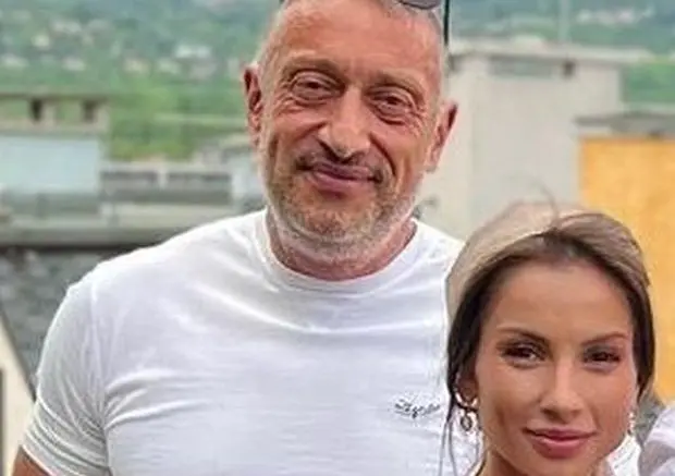Богатият й мъж й сложи силикон, а Симона Пейчева щедро го показва на плажа! (ето как върти Петко на пръста си - СНИМКИ)