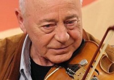 Внучката на Тодор Колев порасна и стана истинска красавица Внучката на Тодор Колев заживя с англичанин. Теодора Кулева сви любовно гнездо с млад мъж на име Джоузеф Гууди, с когото се познава от няколко месеца. Говори се, че двойката вече мисли за сватба, научи HotArena. Прочулата се като д-р Войнова от „Откраднат живот” актриса срещнала новия си любим през лятото, твърдят нейни близки. Любовта между младите пламнала от пръв поглед, без да признава държавни граници и разстояния. Цяло лято Теодора мъкнала новото си гадже из любимите на родните бохеми места в България. Когато времето застудяло, а плажовете се опразнили, двамата решили да заживеят заедно, тъй като и без това почти не се разделяли. На младата Теодора не ѝ трябвало много убеждаване, за да тръгне за Лондон при Джоузеф, тъй като и без това планирала да заминава за Острова, където да се опита да гради световна кариера. Както „Уикенд” първи писа, тя емигрира в средата на ноември и за броените дни си намерила има личен агент, ходила на няколко прослушвания за филми и си направила специални фотосесии за новите роли, които се надява да получи. Освен с кариерното развитие обаче времето ѝ от сутрин до вечер било запълнено и с любов. Двамата с Джоузеф са толкова влюбени, че решили да афишират връзката си пред целия свят, като сложат една и съща профилна снимка на страниците си в социалните мрежи. На нея се вижда как се целуват. Фотосът е изгрял в интернет на 17 ноември – точно по времето, когато Теодора окончателно се премести от София в Лондон. Десетина дни по-рано Джоузеф взима куче, за което в момента двамата се грижат в общия си дом на Острова. Приятелите им се шегуват, че с домашния любимец тренират за бебе. Истината обаче е, че няма никаква връзка между животното и евентуалните намерения на двойката да създаде потомство. Просто Джоузеф е фен на четириногите. Доскоро е имал друго куче, чиято съдба поне за момента не е ясна. Новият любимец вероятно е взет, за да замести стария. Малко след като се запознава с Джоузеф, Теодора обявява за новата си връзка в свое интервю.Споделя, че е актьор, но предпочита да запази името му в тайна. Съдейки от снимките му, явно Джоузеф се занимава и с музика, тъй като често позира с китара в ръка. Другото, което фотосите издават, е че не страда от излишни предразсъдъци и обича шумните и луди купони. Предишният приятел на актрисата бе лекарят Ервин Иванов, с когото стигнаха до годеж, но не и до сватба. За жената