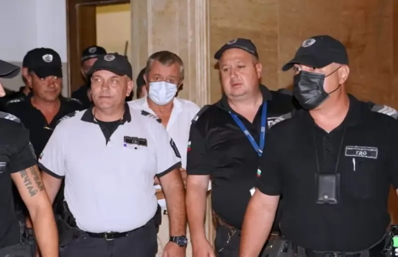 С белезници и маска Румен Гайтански пристигна в съда (СНИМКИ)