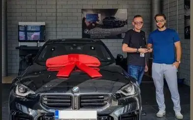 Не е взел хонорар ли?! Ергенът Алек се изръси 150 бона за BMW (ФОТО)