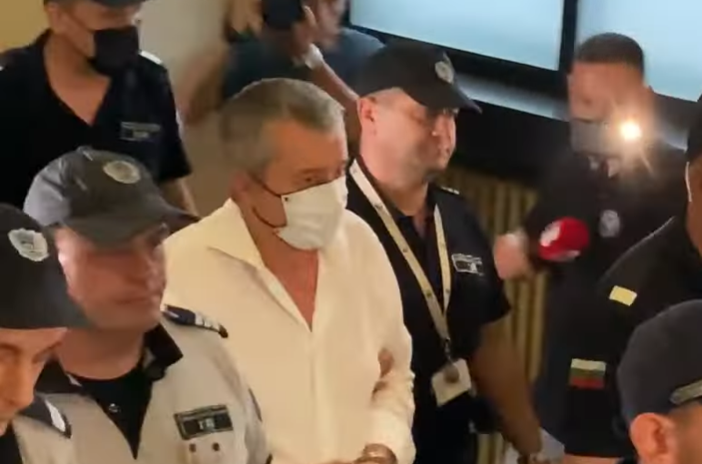 Апелативния съд в София съд гледа мярката за неотклонение на Румен Гайтански. Той обжалва постоянния си арест. Магистратите обаче не уважиха обжалването и Вълка, както е известен Гайтански, остава зад решетките. На 19 август Софийският градски съд наложи мярка за неотклонение "задържане под стража" Румен Гайтански. Той е обвинен като подбудител по разследването за отпуснат от Българската банка за развитие (ББР) кредит за 148,5 млн. лв. Гайтански бе задържан с прокурорска мярка за до 72 часа, след като доброволно се предаде на органите на реда. По случая обвиняеми са още бившият изпълнителен директор на ББР Стоян Мавродиев и Иван Георгиев, представител на фирмата „Роудуей кънстракшън“, получила кредита. Миналата седмица Мавродиев бе обявен за национално издирване с постановление на Комисията за противодействие на корупцията. Адвокатите на Румен Гайтански посочиха пред съда, че не искат никаква мярка за неотклонение. Целта е Румен Гайтански да седи в ареста до изборите, заяви адвокат Георги Гатев. По думите му обвинението е напълно неразбираемо и се използва за политически цели. Търсят се престъпления и няма какви доказателства да се събират още, каза той. Някой не иска Румен Гайтански да бъде разпитан, а той има много неща да каже и има желание да бъде разпитан, добави Гатев. Никъде не е посочено как и къде е извършено вмененото подбудителство. Румен Гайтански все още не е разпитан, посочи и адвокат Красимир Донков. Няма нито обосновано предположение, нито доказателства, че Румен Гайтански може да се укрие, добави той. Искам да бъда пуснат, не съм извършил никакво престъпление, заяви пред съда Румен Гайтански и добави, че "това е скалъпена работа". Според прокуратурата е неоснователно заявеното от защитата, че липсва яснота по отношение на обвинението за подбудителство. Държавното обвинение припомни решението на Софийския градски съд и отново посочи, че Гайтански умишлено е склонил Стоян Мавродиев да извърши престъпление, като част от парите от кредита са използвани изплащане на дивиденти на Гайтански в размер от 46 млн. лв., а над 26 млн. лв. били използвани от дружеството „Кристална вода“ за изплащане на задължения на ТЕЦ „Варна“. От прокуратурата добавиха, че съществува реална опасност Румен Гайтански да се укрие и да извърши друго престъпление.