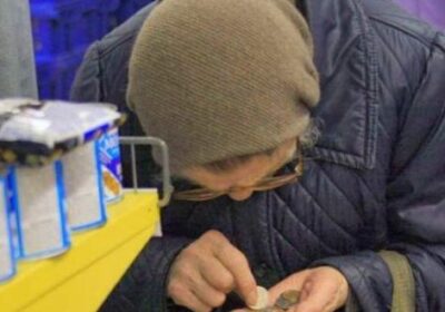 Сърцето ми се сви от мъка, когато видях как възрастната ми съседка умоляваше да й дадат хляб на версия