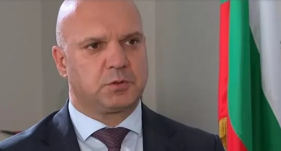 Главният секретар на МВР Димитър Кангалджиев ще бъде освободен от поста си. Това стана ясно от прессъобщение на Министерски съвет. На негово място ще бъде назначен Явор Серафимов. Кангалджиев се смяташе за приближен до бившия вътрешен министър Калин Стоянов. Смяната на главния секретар на МВР е по заповед на новия вътрешен министър Атанас Илков и е съгласувана със служебния премиер Димитър Главчев, уточниха от Министерски съвет. До този момент Явор Серафимов е бил директор на Главната дирекция „Борба с организираната престъпност", а преди това е бил е заместник-директор в същата дирекция. Той е постъпил в системата на МВР през 1999 г. като разузнавач в направление "Икономика" при ДНСБОП – МВР. От 2006 до 2013 г. е заемал последователно длъжностите разузнавач в сектор "Пране на пари" и сектор "Изпиране на пари" към ГДБОП. От 2013 г. до 2015 г. е заемал ръководна длъжност началник сектор "Противодействие на престъпления свързани с финансовата система" към отдел „Противодействие на престъпления във финансово-кредитната система" при ГДНП – МВР. От 2015 г. до 2022 г. е началник на сектор "Изпиране на пари и измами с фондове на ЕС" към отдел 04 „Корупция и изпиране на пари" при ГДБОП - МВР. През кариерното си развитие многократно е награждаван с обявяване на благодарност, и парични награди от името на Директорите на НСБОП, НСП, ГДКП и министъра на вътрешните работи, като през 2022 г. е награден с "Почетен знак на МВР" III степен, а през 2023 г. с "Почетен знак на МВР" II степен от министъра на вътрешните работи. По предложение на вътрешния министър Атанас Илков и със заповед на премиера Димитър Главчев на длъжността заместник-министър на вътрешните работи е назначен Любомир Йосифов. Йосифов притежава образователна степен магистър специалност „Противодействие на престъпността и охрана на обществения ред" от Академията на МВР. Заемал е различни длъжности в структурите на МВР. Работил е и на експертни длъжности в Главна дирекция „Изпълнение на наказанията" - Министерство на правосъдието. През последните години е работил като експерт по сигурността в частния сектор. По предложение на вътрешния министър Атанас Илков и със заповед на премиера Димитър Главчев от длъжността заместник-министър на вътрешните работи са освободени Стоян Темелакиев и Христо Стефанов.