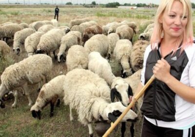 Красавица от Молдова захвърли полицейската униформа, за да пасе овце в българско село