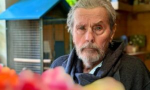 Новините около легендата на френското кино – Ален Делон, напоследък не са никак добри. Децата му – Анушка, Антони и Ален-Фабиен, се карат помежду си чрез медиите и хвърлят обвинения един на друг.
88-годишният актьор наскоро бе поставен под попечителство, тъй като тежкото му здравословно състояние му пречи да мисли трезво и да взима самостоятелни решения.
Дъщеря му Анушка качи снимка на баща си и своето послание към нея, и изведнъж светът се натъжи. Ален Делон вече е далеч от онова, което всички ние сме свикнали да виждаме. Той е остарял, но болестите и чисто житейските неволи, които го спохождат, допълнително са оставили своя отпечатък върху лицето му.
Как изглежда Ален Делон днесПосланието на Анушка към снимката на баща ѝ също е тъжно. Не само защото е пълно с любов, но и защото навява мисли за сбогуване. Ето какво пише тя:
„В петък сутринта заснех баща ми. Снимката направих за себе си, за да имам спомен от нашите моменти. По време на закуската с него усетих безкрайна благодарност.
Това беше уникален момент на нежност в моя брутален свят. Намирам го за красив. С неговия вечно син, жив и почти биткаджийски поглед, който ми е дал невъобразима сила. Моят безсмъртен баща. Показах му снимката, а той каза, че е красива. Толкова красива, че го попитах дали може да я споделя с вас – неговата публика, която се интересува от него.
Е, с негово разрешение – ето я снимката. А на вашите притеснения той отговаря: „Не се тревожете.“