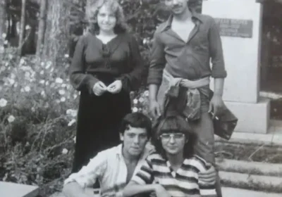 Със снимка от 1980 г. жена търси приятел от миналото.