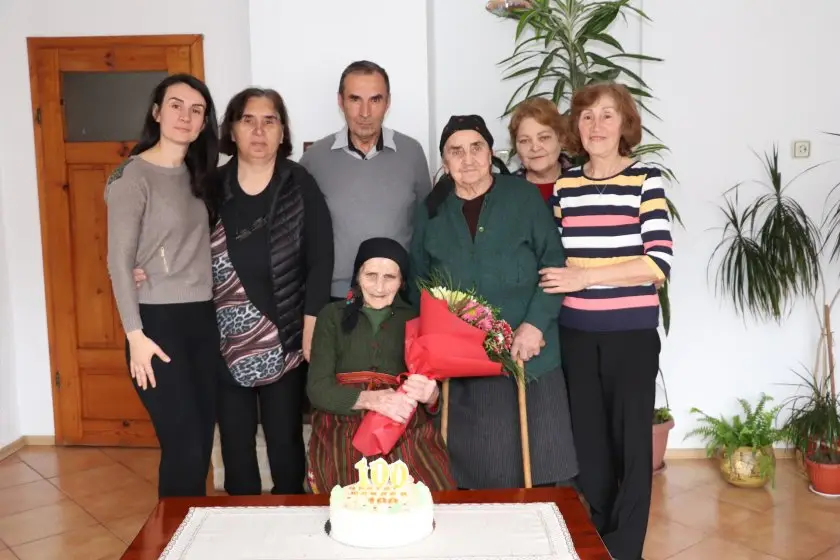 100-годишната баба Елена от Банско не признава диети, грижи се за 98-годишната си сестра