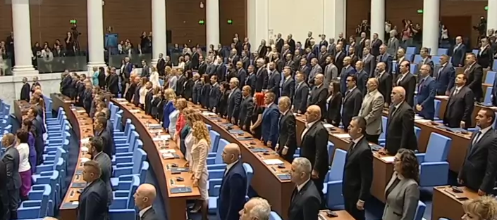 За какво депутатите получават по 11 000 лева заплата?