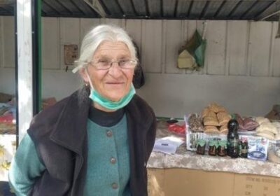 На 73 г. баба Мария води групи в чужбина, продава зеленчуци на сергия и дарява пари на общината / СНИМКИ -