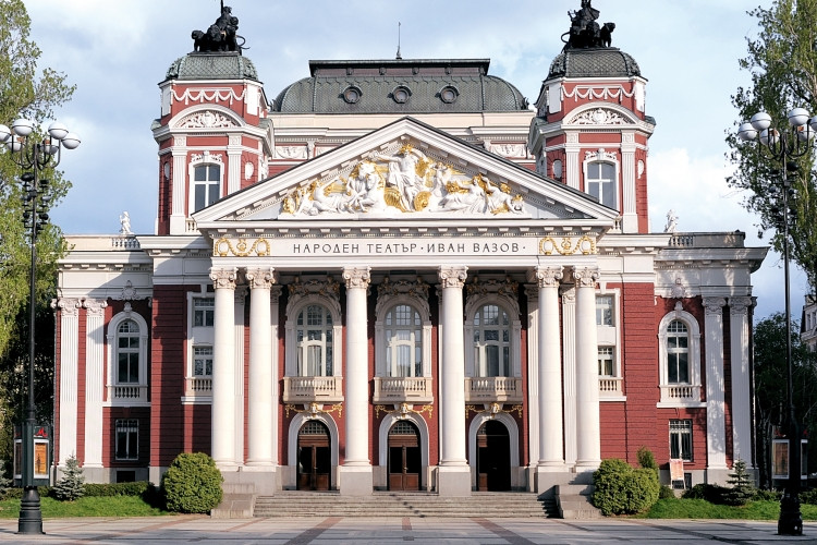 Във финансова криза ли е Народен театър „Иван Вазов“?
