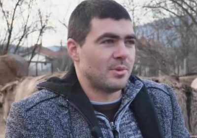 Поклон! Земеделец отделя от зъболекарската си заплата, за да отглежда магарета -