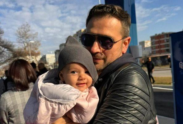 ЗА ПЪРВИ ПЪТ: Александър Сано показа личицето на малката Беатрис и взриви нета! (няма такава кукла - СНИМКИ)