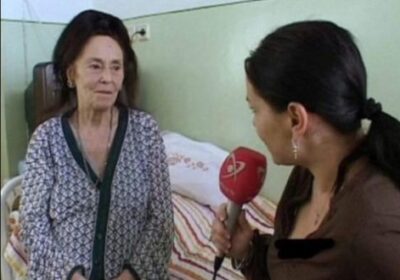 Роди първото си дете на 66 г, а завърши на стълба на срама: Ето как живеят тя и дъщеря й днес (СНИМКИ) -