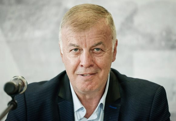 Сираков подлял водата на Генчев в „Левски“