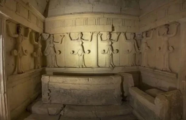 Уникалната наша гробница с кариатидите привлича туристи от цял свят