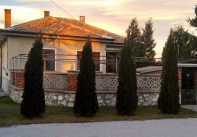 Цял живот със съпруга ми се блъскахме, за да си купим наш дом, но ето че ни предстои да прекараме старините си в старчески дом -