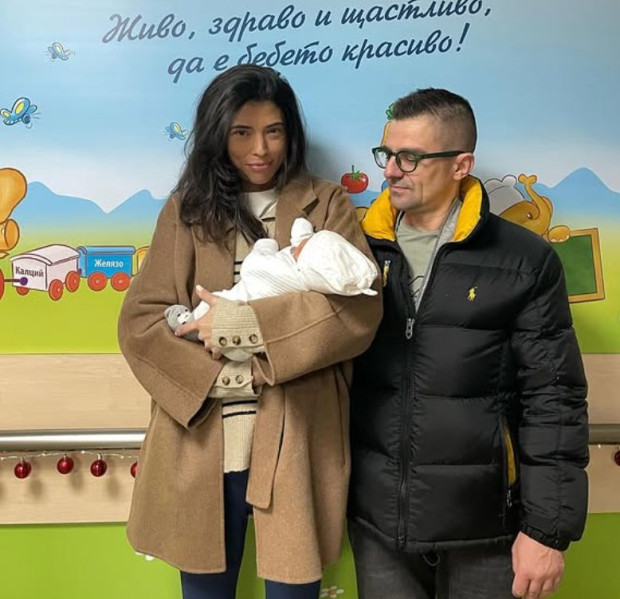 НАЙ-ПОСЛЕ: Андрей Арнаудов си прибра жената и бебето у дома! (вижте изписването на малката Дара - СНИМКИ)