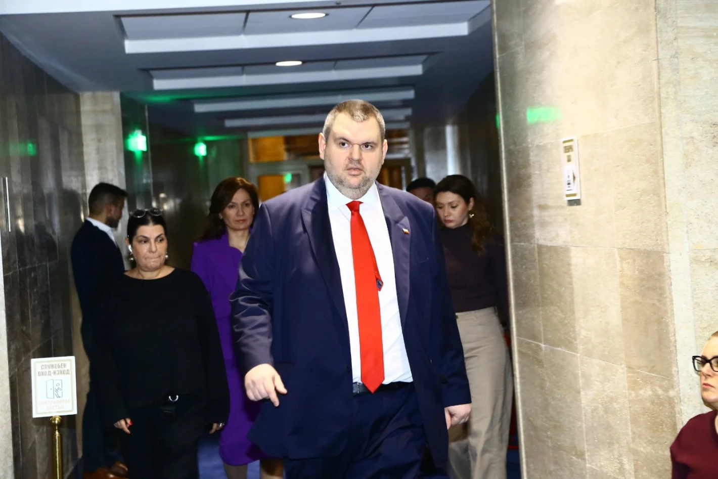 Пеевски: Призоваваме всички парламентарни групи да не ощетяват учители, полицаи, военни, спортисти и артисти чрез бюджета, заради партийни интриги