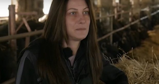 Трогателната история на една силна българка: Ирина от Бургас, която се грижи сама за трите си деца и 250 бивола