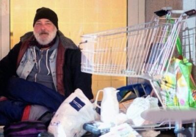Богат възрастен мъж се облича като бездомник и отива в собствения си магазин, за да избере своя наследник -