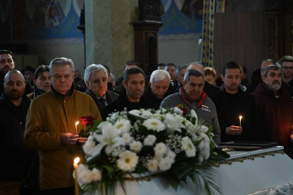 Футболистите ни от САЩ’94 и БФС удариха дъното: Никой не уважи погребението на Петела