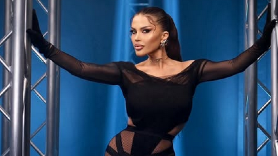 Жената на диджей Дамян опъва очите си с ластик
