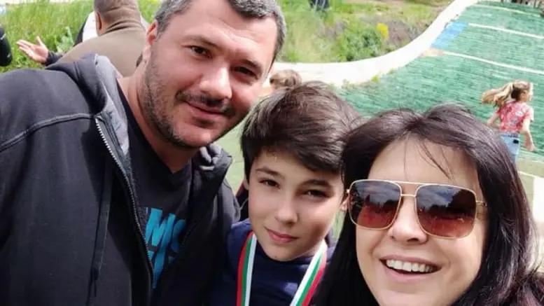 Порасналият син на Жени Калканджиева й доведе снаха - вижте каква красива двойка са (Снимки): |
