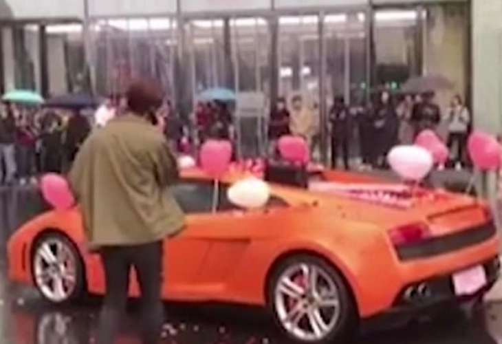 Богаташ публично предложи брак и Lamborghini на възлюбената си, отговорът беше неочакван (СНИМКИ/