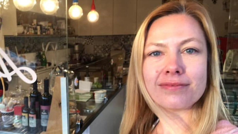 Линда Петкова рисува с вино