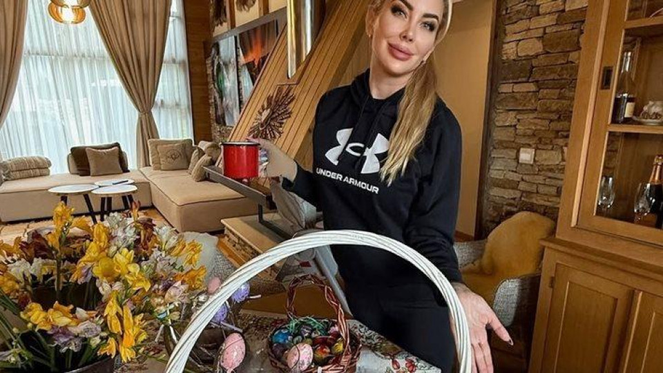 Антония Петрова декорира кошница със слама и яйца
